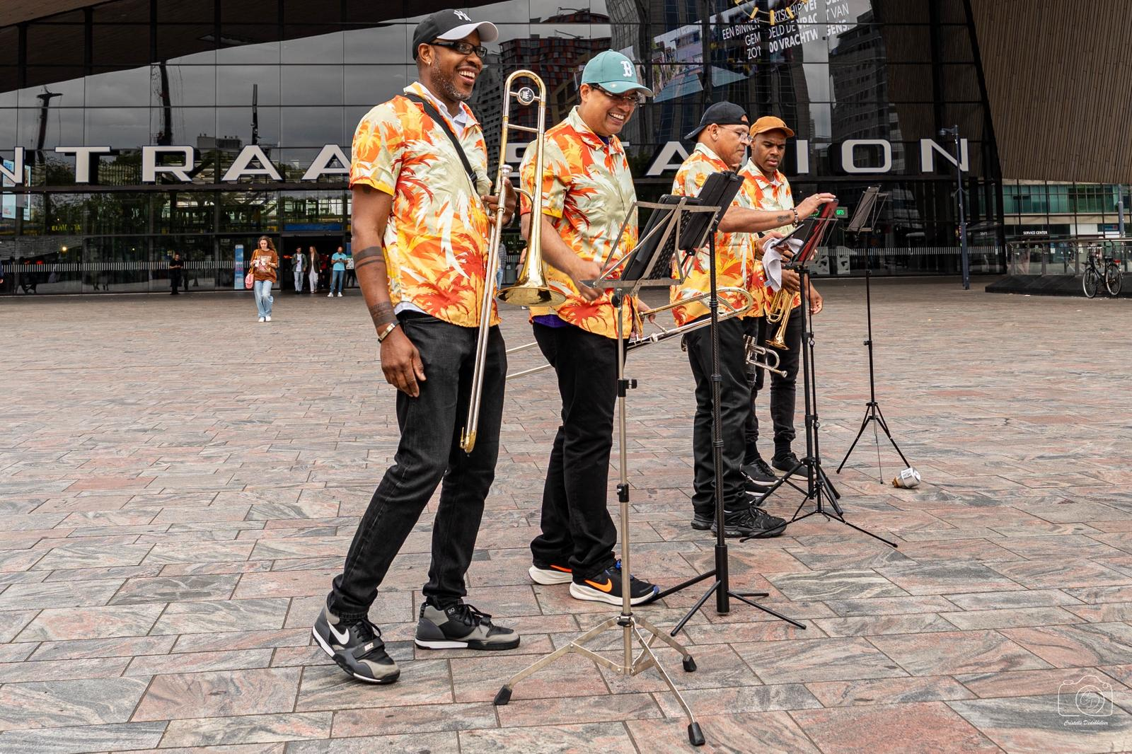 Five Star Brassband bij Rotterdam Centraal Station